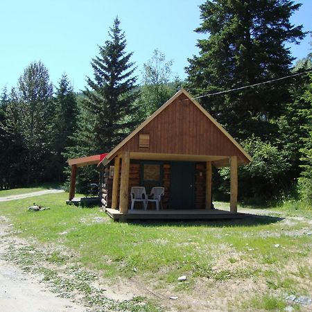 Helmcken Falls Lodge Cabin Rooms And Rv Park เคลียร์วอเตอร์ ภายนอก รูปภาพ