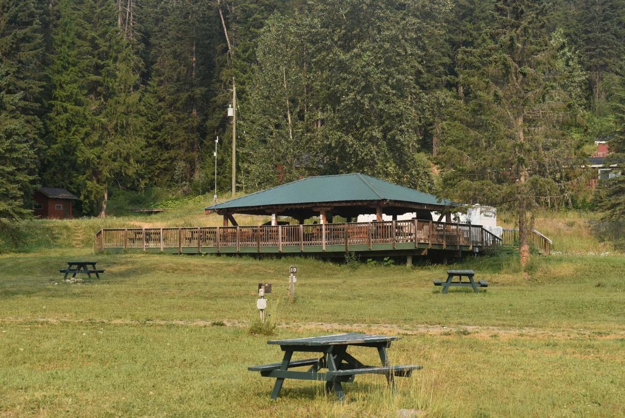 Helmcken Falls Lodge Cabin Rooms And Rv Park เคลียร์วอเตอร์ ภายนอก รูปภาพ