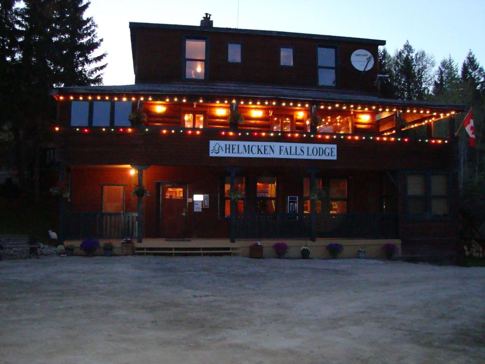 Helmcken Falls Lodge Cabin Rooms And Rv Park เคลียร์วอเตอร์ ภายนอก รูปภาพ