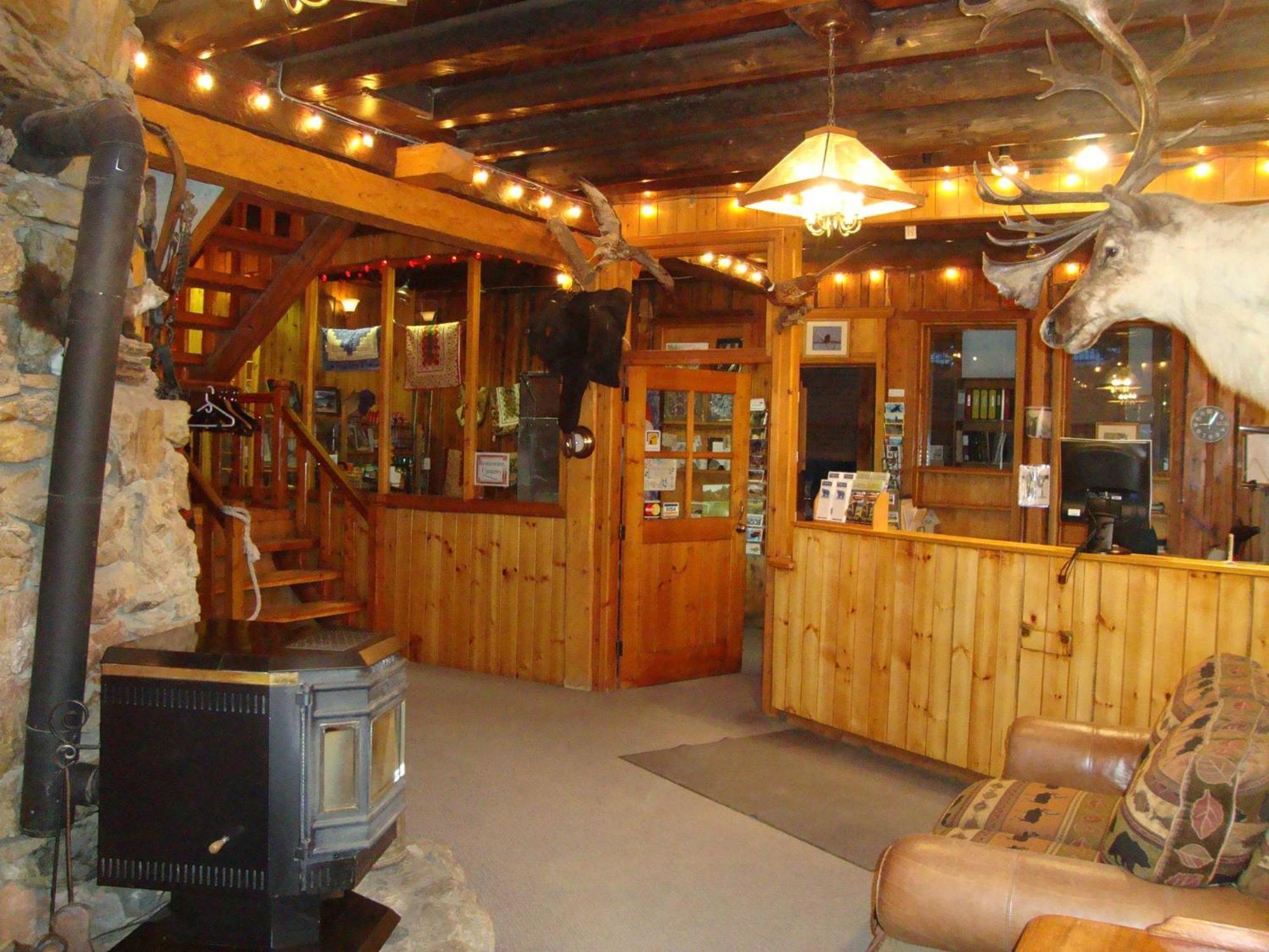Helmcken Falls Lodge Cabin Rooms And Rv Park เคลียร์วอเตอร์ ภายนอก รูปภาพ