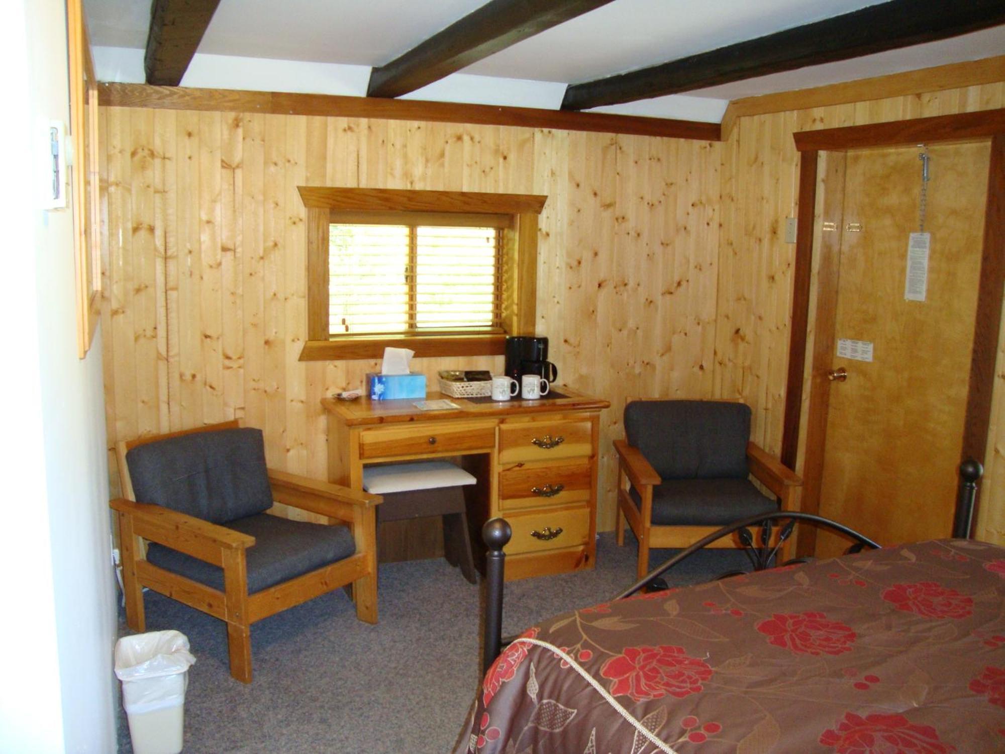 Helmcken Falls Lodge Cabin Rooms And Rv Park เคลียร์วอเตอร์ ภายนอก รูปภาพ