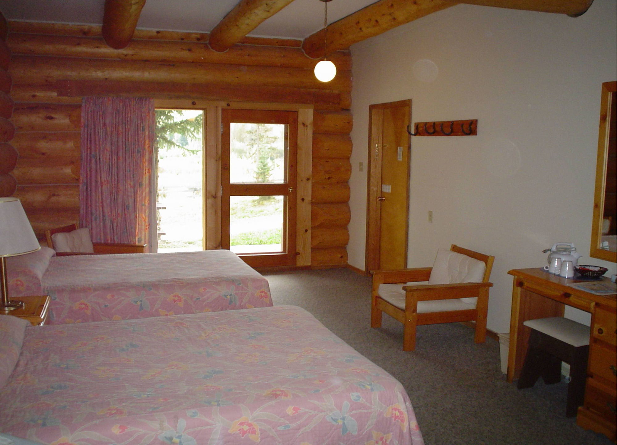 Helmcken Falls Lodge Cabin Rooms And Rv Park เคลียร์วอเตอร์ ภายนอก รูปภาพ